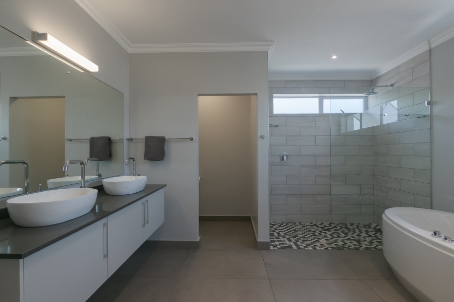 4 Bedroom Property for Sale in Kingfisher Creek Western Cape